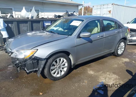 2014 Chrysler 200 Touring z USA, uszkodzony, nr VIN 1C3CCBBB4EN176806